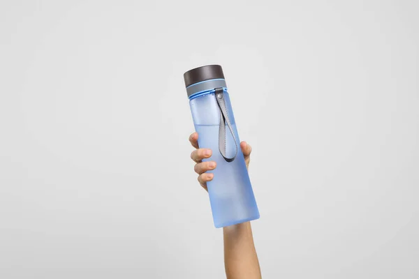 Mujer Sosteniendo Botella Agua Sobre Fondo Gris Claro Primer Plano —  Fotos de Stock