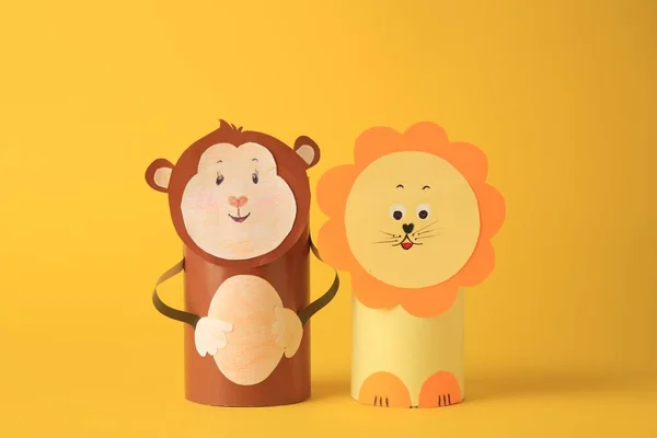 Spielzeugaffe Und Löwe Aus Toilettenpapier Naben Auf Gelbem Hintergrund Handgemachte — Stockfoto