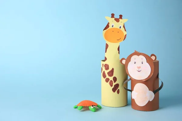 Spielzeugaffe Und Giraffe Aus Toilettenpapier Mit Knetschildkröte Auf Hellblauem Hintergrund — Stockfoto