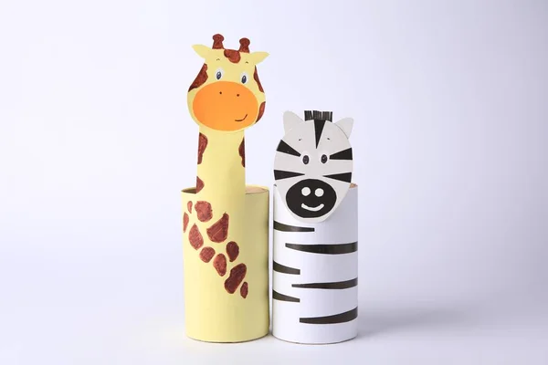 Spielzeuggiraffe Und Zebra Aus Toilettenpapier Naben Auf Weißem Hintergrund Handgemachte — Stockfoto