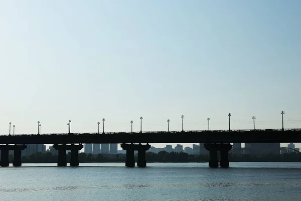 Güneşli Bir Günde Nehrin Üzerindeki Kiriş Köprünün Güzel Manzarası — Stok fotoğraf