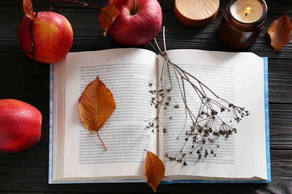 Kniha Sušeným Květem Listy Jako Záložka Zralá Jablka Svíčka Dřevěném — Stock fotografie