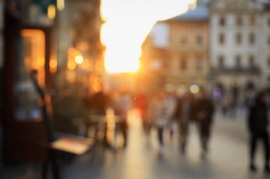 Şehir caddesinde yürüyen insanların bulanık görüntüsü