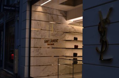Paris, Fransa - 10 Aralık 2022: Saint Laurent mağazasının dışı