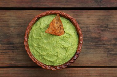 Avokado ve nachos 'tan yapılmış nefis guacamole, ahşap masa, üst manzara