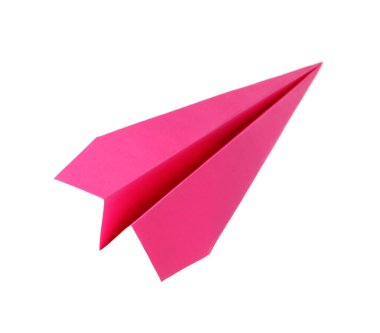 Beyaz üzerine izole edilmiş el yapımı pembe kağıt uçak.