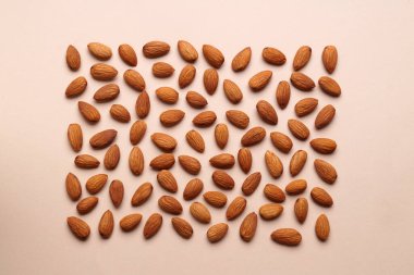 Bej arka planda nefis çiğ bademler, düz yatış