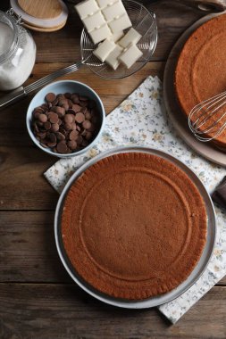 Lezzetli ev yapımı sünger keki ve ahşap masada farklı türde çikolatalar.