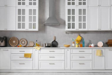 Modern mobilyalarla dolu güzel bir mutfak.