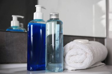 Banyoda banyo jeli şişeleri ve havluyu lavaboya sardım.