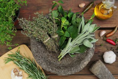 Havan, farklı otlar, sebzeler ve yağ ahşap masa, düz yatıyordu