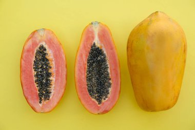 Taze olgun kesim ve açık yeşil zemin üzerinde tüm papaya meyveleri, düz yatıyordu.