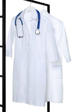 Doktorun önlükleri ve steteskop beyaz arka planda. Tıp üniforması