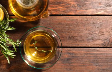 Aromatik bitki çayı ve ahşap masada taze biberiye. Metin için boşluk