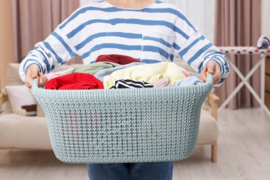 Çamaşır sepeti dolu bir kadın, yakın plan.