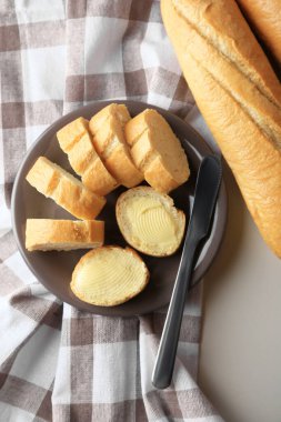Taze tereyağlı baget ekmeği.
