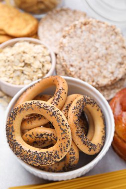 Açık gri masada farklı glütensiz ürünler var.