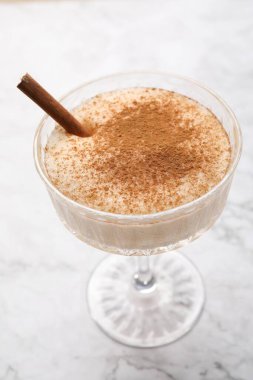 Beyaz mermer masada tarçınlı nefis eggnog.