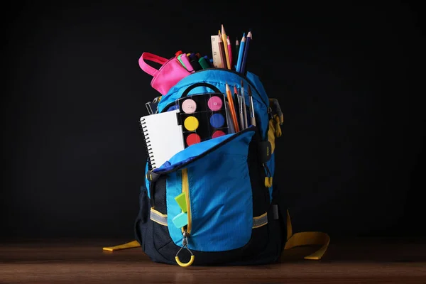 Rucksack Mit Verschiedenen Schulsachen Auf Holztisch Neben Tafel — Stockfoto