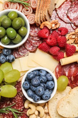 Lezzetli parmesan peyniri ve arka plan olarak diğer aperatifler, üst görünüm