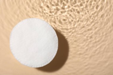 Pamuk pedi ve bej arka planda mikiler suyu, üst manzara. Metin için boşluk