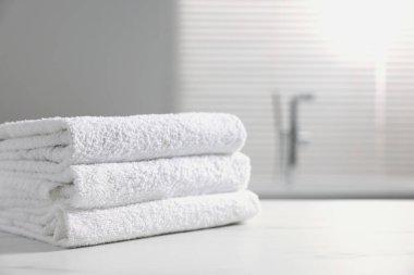 Banyo havlularını beyaz masaya koydum. Metin için boşluk