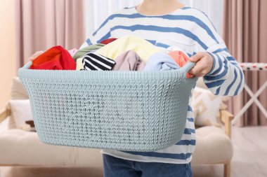Çamaşır sepeti dolu bir kadın, yakın plan.