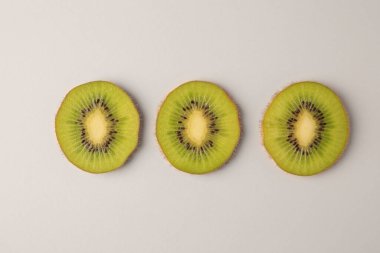 Beyaz arka planda taze olgun kivileri kes, düz uzan.