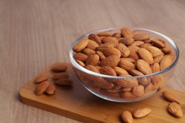 Tahta masada bir kase lezzetli badem.