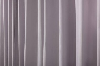 Arka plan olarak güzel açık gri pencere perdeleri, yakın plan