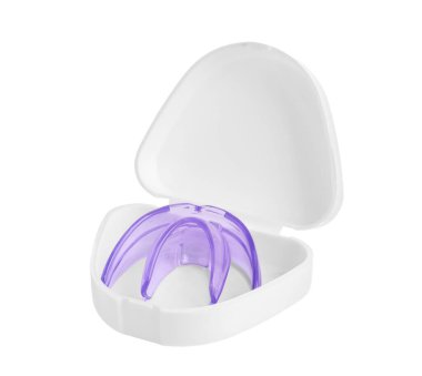 Şeffaf diş koruyuculu konteynır beyaza izole edilmiş. Isırık düzeltmesi