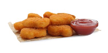 Beyaz üzerine ketçap serpiştirilmiş lezzetli tavuk nuggetları.