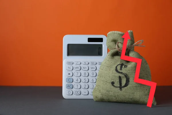 Οικονομικό Κέρδος Τσάντα Χρημάτων Αριθμομηχανή Και Βέλος Στο Γκρι Τραπέζι — Φωτογραφία Αρχείου