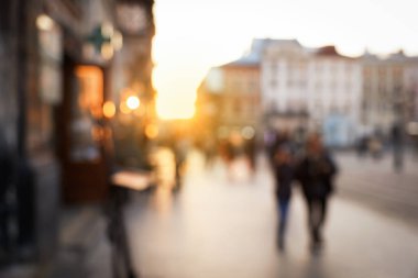 Şehir caddesinde yürüyen insanların bulanık görüntüsü