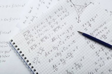 Matematiksel formülleri ve kalemi farklı olan defter, üst görünüm