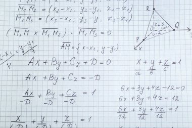 Farklı matematiksel formüllere sahip kağıt yaprağı, üst görünüm