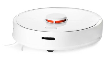 Modern robotik süpürge beyaza izole edilmiş.
