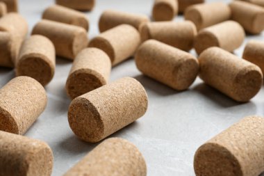 Şarap şişesi mantarları açık gri mermer masada, yakın plan.