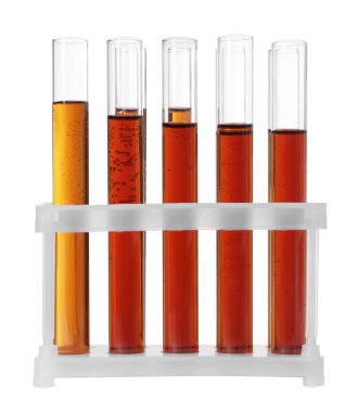 Kahverengi sıvılı test tüpleri beyaz arka planda duruyor