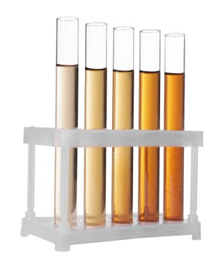 Kahverengi sıvılı test tüpleri beyaz arka planda duruyor
