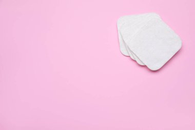 Pembe arka planda temiz pamuk pedler, düz yatış. Metin için boşluk