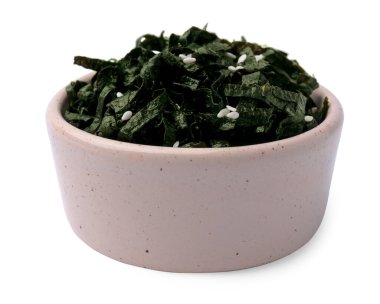 Susamlı doğranmış nori çarşafları beyaza izole edilmiş