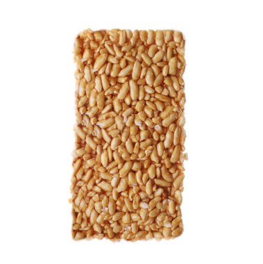 Beyaz zemin üzerinde puflanmış pirinç çubuğu (kozinaki)