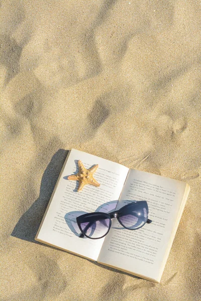 Красиві Сонцезахисні Окуляри Книга Морська Зірка Піску Вид Зверху Простір — стокове фото