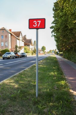 Şehir caddesinde trafik levhası ulusal yol numarası
