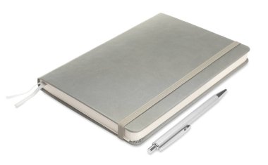 Beyaz kalemle izole edilmiş kapalı gri defter