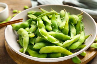 Tahta masada servis edilen yeşil fasulyeler, yakın plan.