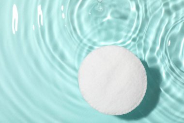 Pamuk pedi ve açık mavi zemin üzerinde mikiler suyu, üst manzara. Metin için boşluk