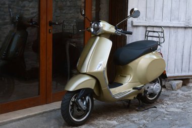 Binanın girişine park edilmiş güzel bir scooter.
