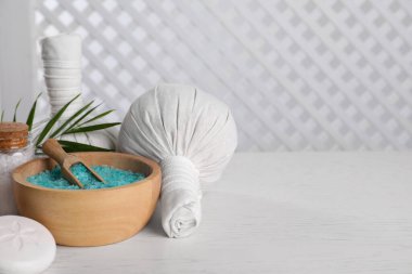 Beyaz ahşap masada bakım ürünleri olan spa kompozisyonu. Metin için boşluk